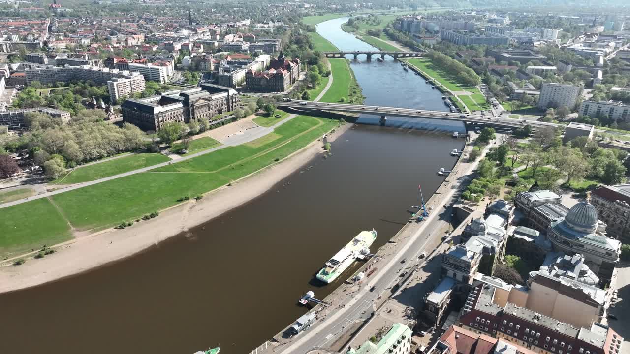 독일의 엘베 강과 드레스덴 시의 공중 드론