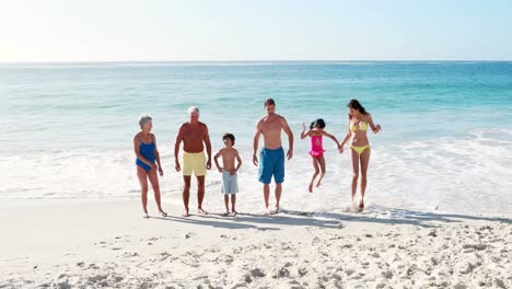 Familia-De-Tres-Generaciones-Sonrientes-Saltando-Juntas