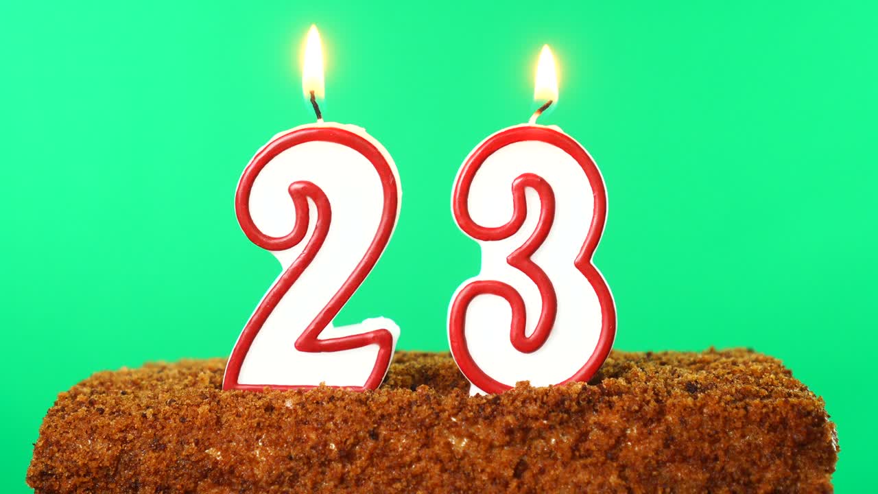 pastel con el número 23 vela encendida. llave de croma. pantalla verde. aislado