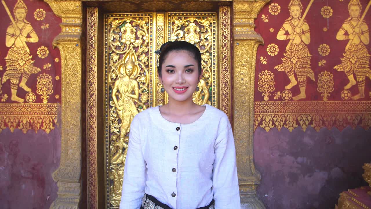 寺院を歩く美しいアジア人女性、スローモーション