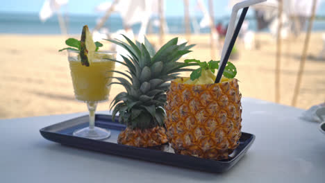 batidos de piña fresca con fondo de playa de mar