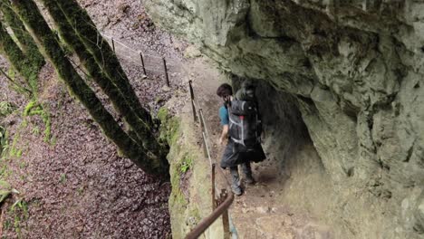 Männlicher-Rucksacktourist,-Der-Auf-Dem-Wanderweg-Felsstufen-Hinuntergeht-Und-Die-Natur-Erkundet