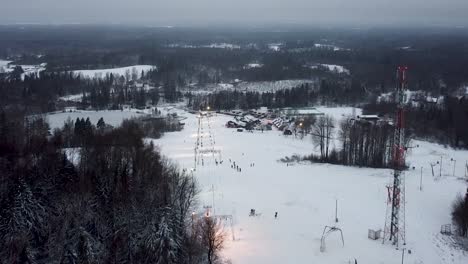 Alta-Vista-Aérea-De-Drones-Del-Centro-De-Deportes-De-Nieve-Kuutsemäe-En-El-Sur-De-Estonia-En-Invierno