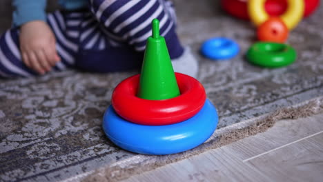niño pequeño jugando con anillos apilados