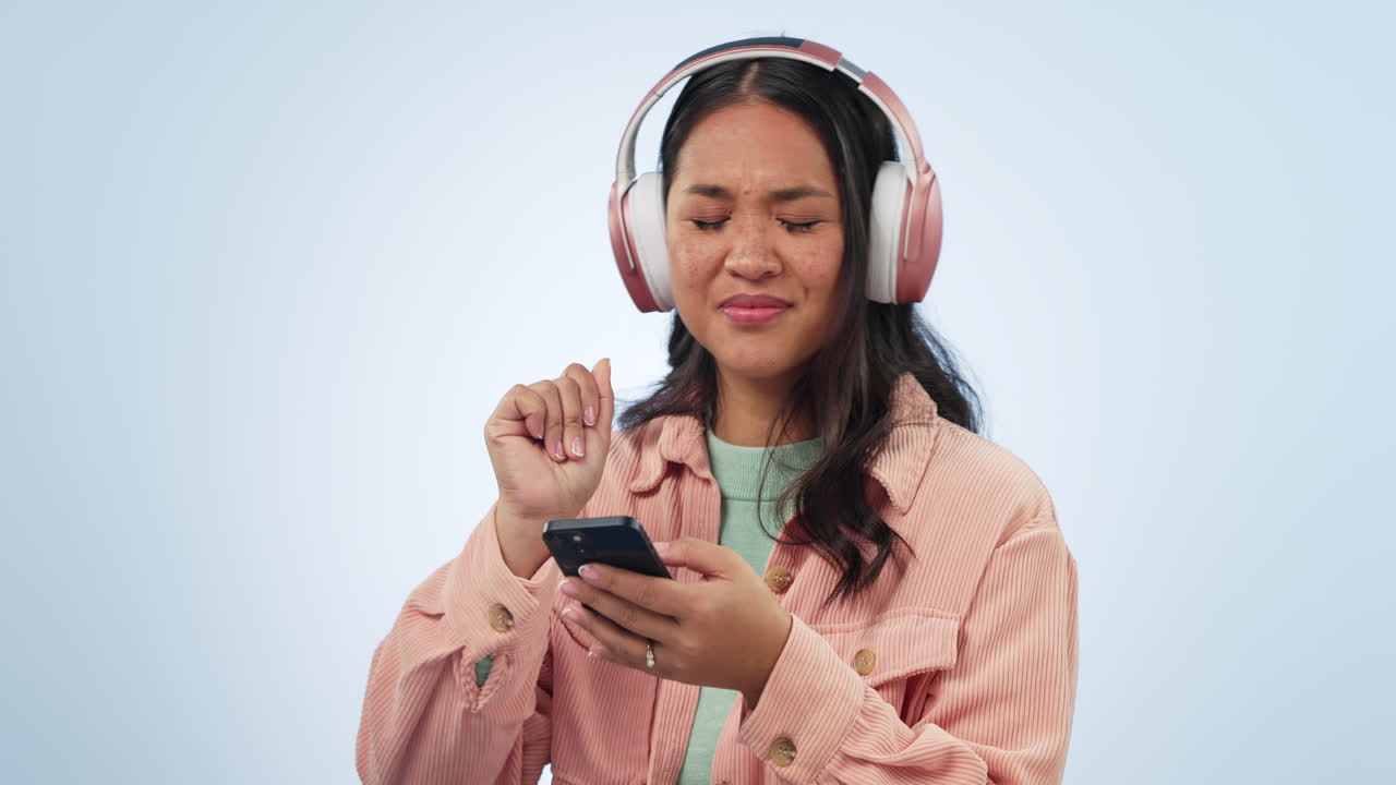 música de estudio, teléfono y mujer feliz bailando
