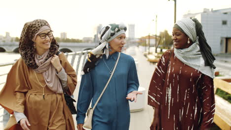 mujeres musulmanas caminando por el terraplén