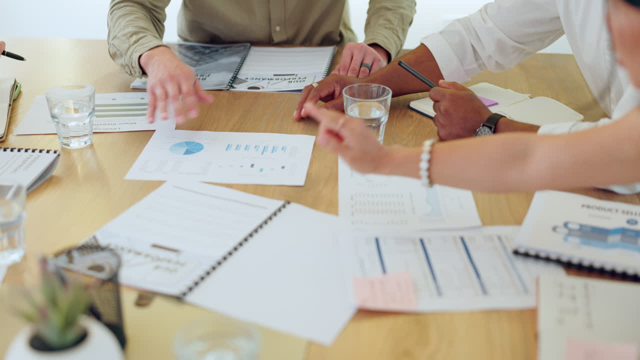 gente de negocios, manos y análisis en el trabajo en equipo