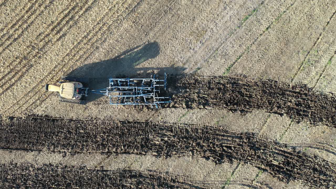 vista aérea de un tractor arando un campo