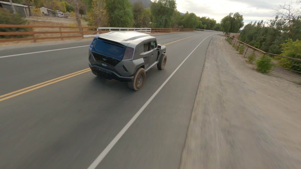 미래의 경찰차를 쫓는 시네마틱 fpv 드론