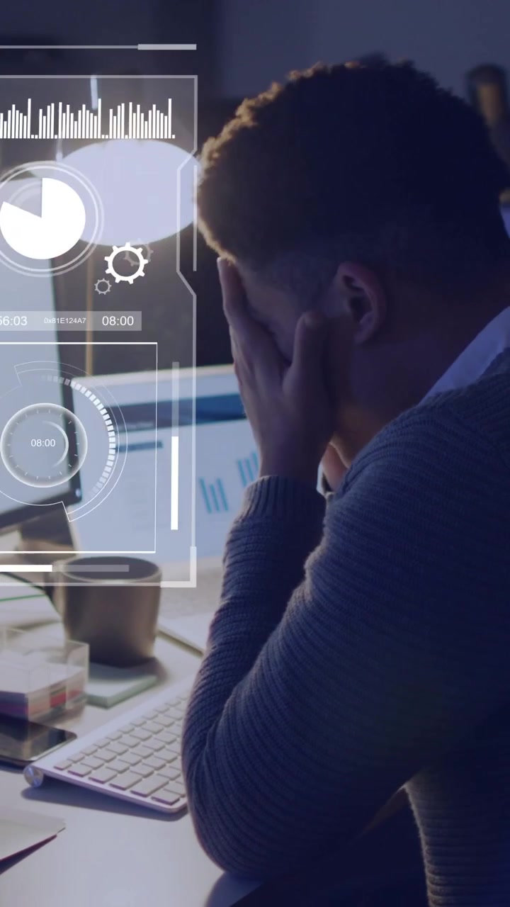 Vertikales Video: Mann studiert Finanzen am Schreibtisch, Monitor aktiviert HUD-Diagramme bei der Datenanalyse.