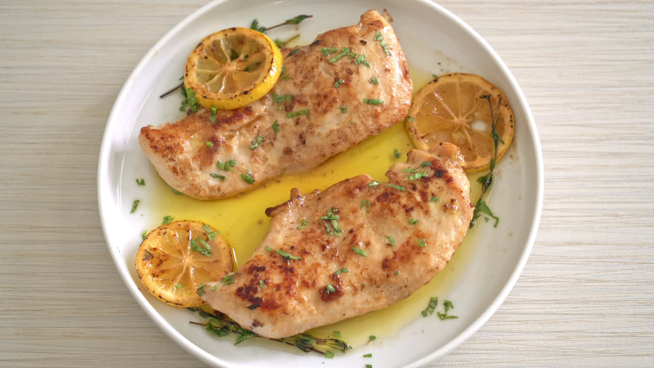 pollo a la parrilla con mantequilla, limón y ajo