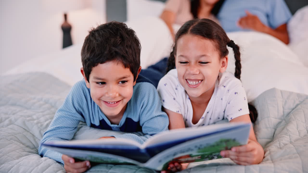 Bambini che leggono un libro insieme a letto