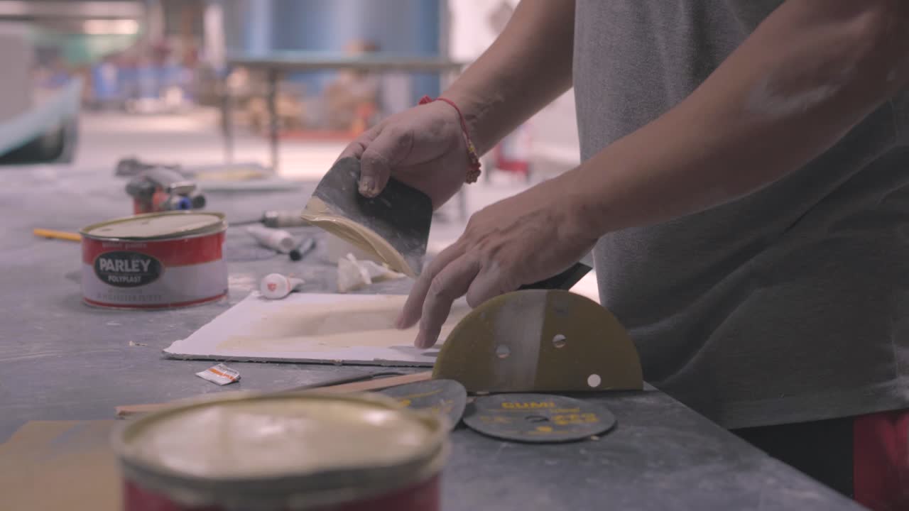 один человек смешивал пасту для производства цемента