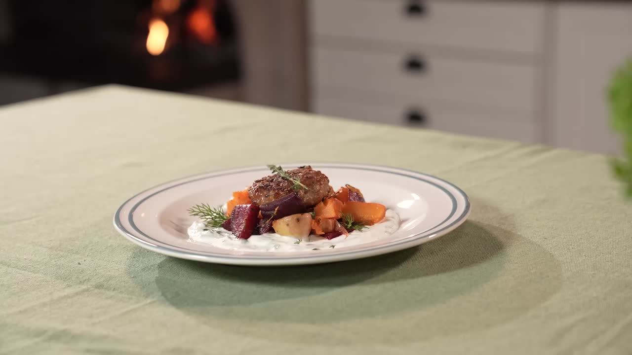 Elegante piatto di carne gourmet servito con ortaggi a radice arrostiti e salsa cremosa su un piatto bianco. Cucina casalinga moderna, presentazione da alta cucina e accogliente atmosfera da cucina.