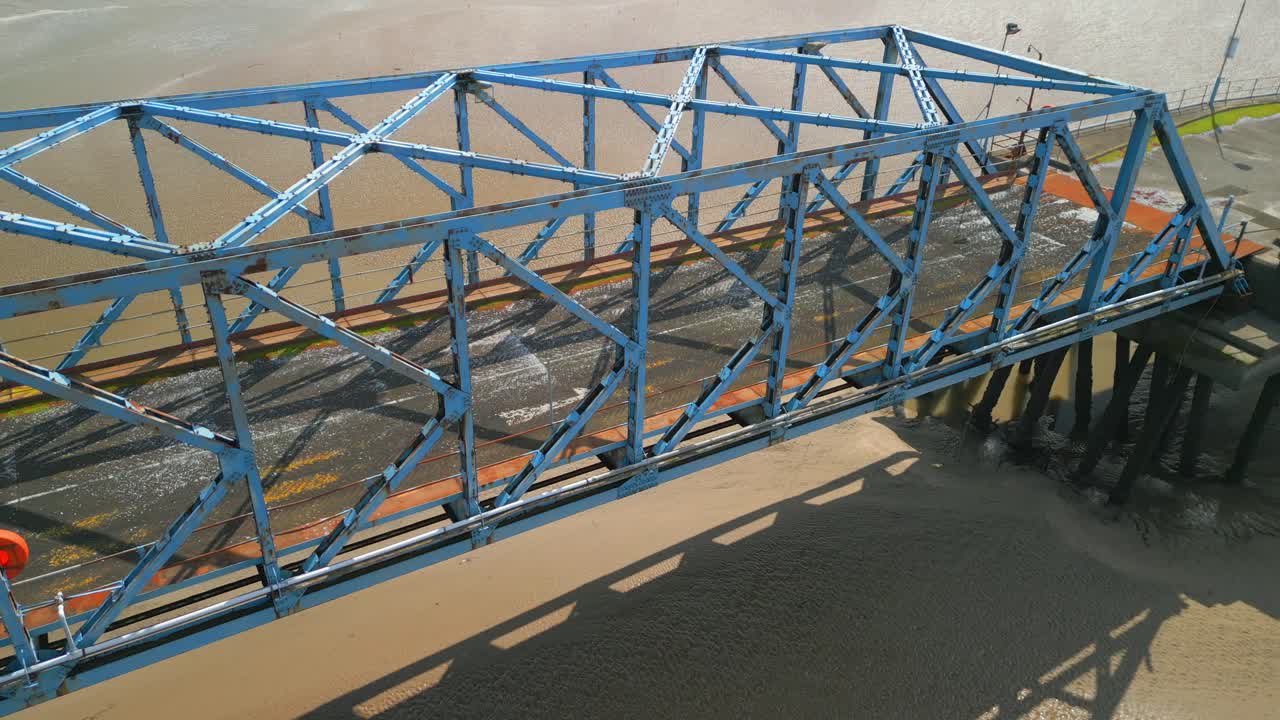 заброшенный доклендский мост, показывающий грязную реку с раскрытием яркого летнего облачного неба