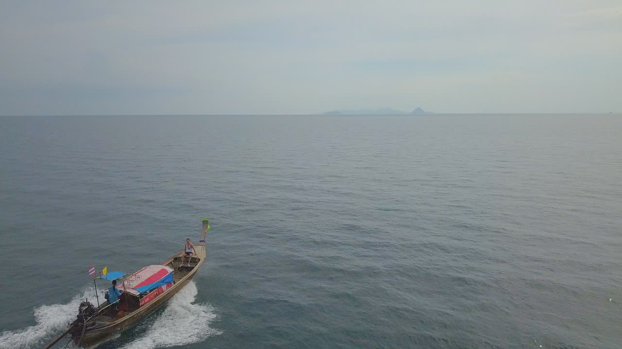 석양에 태국 해안에서 택시 보트의 공중