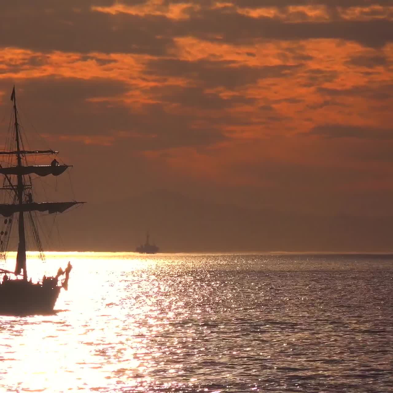 키가 큰 클리퍼 선박은 삭구에 선원들과 함께 일몰에 항해합니다 1