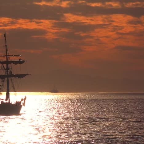 Un-Alto-Barco-Clipper-Navega-Al-Atardecer-Con-Marineros-En-Los-Aparejos-1