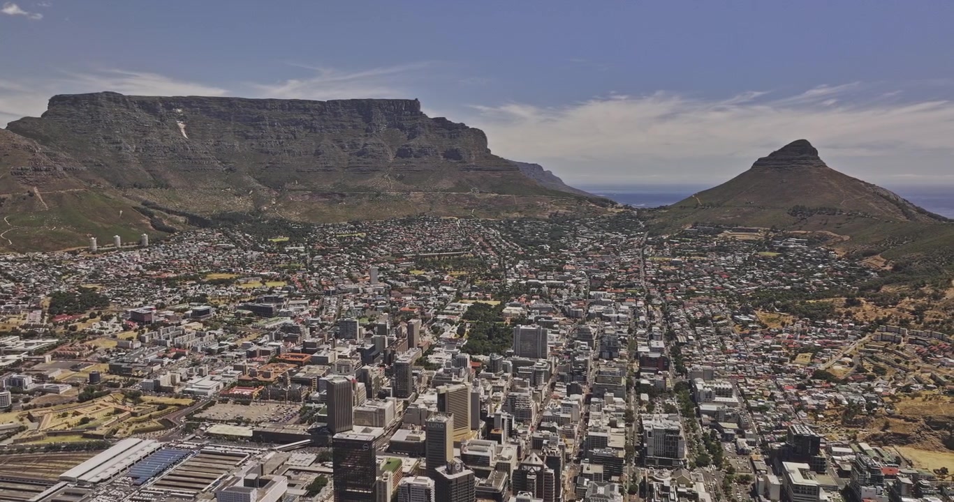 Città del Capo, Sudafrica. Sorvolo aereo v62 ad alta quota dal Waterfront VA attraverso il centro, District Six e Vredehoek verso Table Mountain - Ripreso con Mavic 3 Pro Cine - 11 gennaio 2024.
