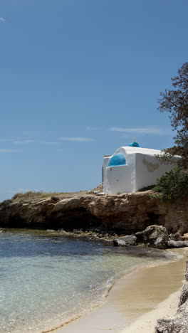 Kirche-Am-Strand-Von-Alyko,-Insel-Naxos,-Griechenland-In-Vertikaler