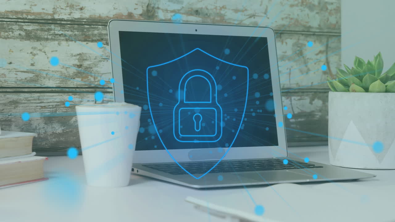 animación de puntos alrededor del candado en el escudo sobre la taza de café y la computadora portátil en el escritorio en la oficina