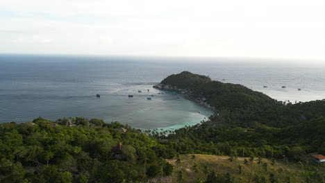 Vista-Aérea-De-Las-Tierras-Altas-De-Koh-Tao-Con-Vistas-A-La-Bahía-De-Tanote-Tailandia-Destino-De-Vacaciones-De-Viaje-Del-Sudeste-Asiático,-Acantilado-Verde-Natural-No-Contaminado-Con-Vegetación-Salvaje