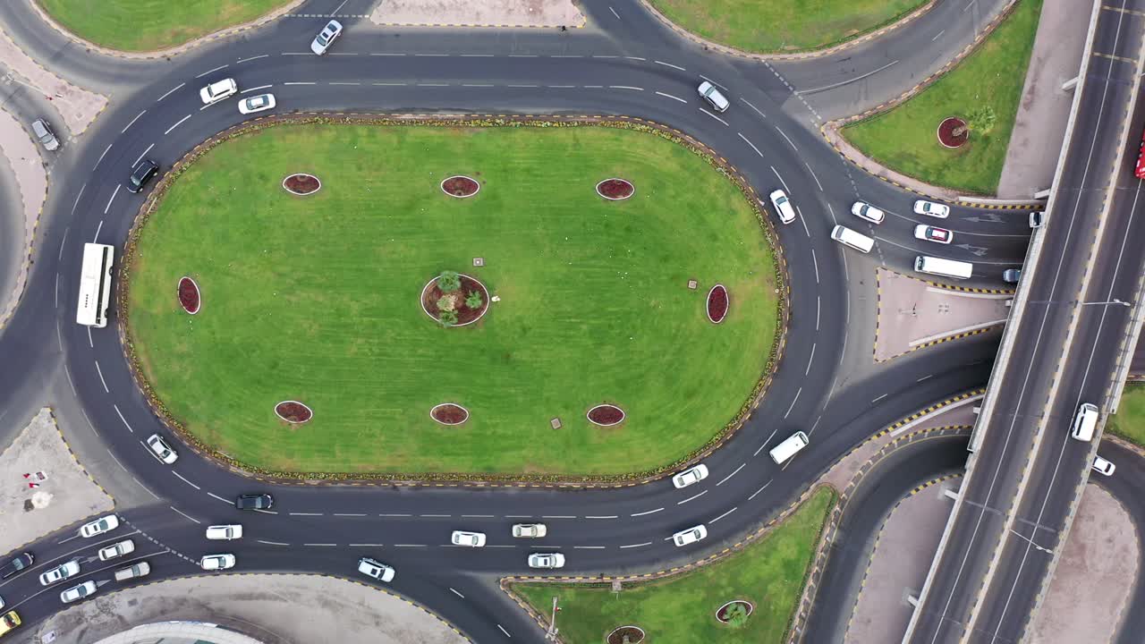 velocidad 2x: vista aérea de una rotonda y un puente con tráfico urbano durante las horas de la mañana en los emiratos árabes unidos