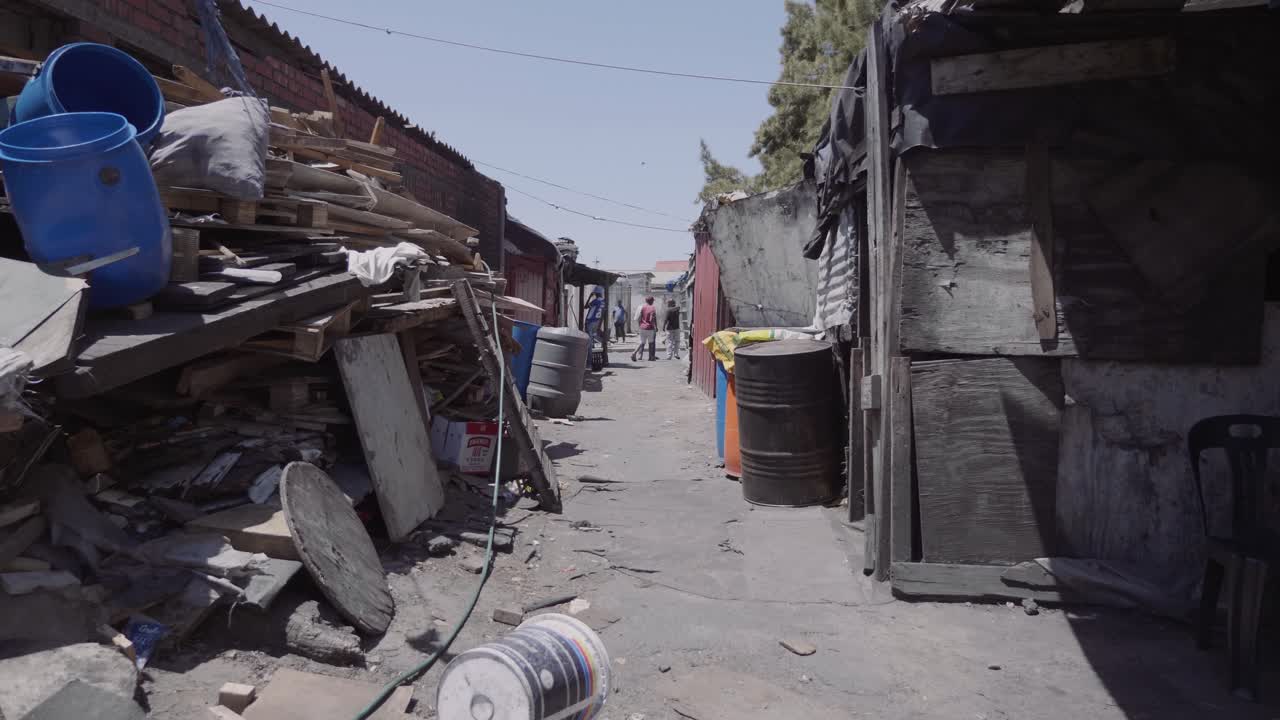 Caminhando por barracos de zinco ondulado em um township na África do Sul em um dia ensolarado.