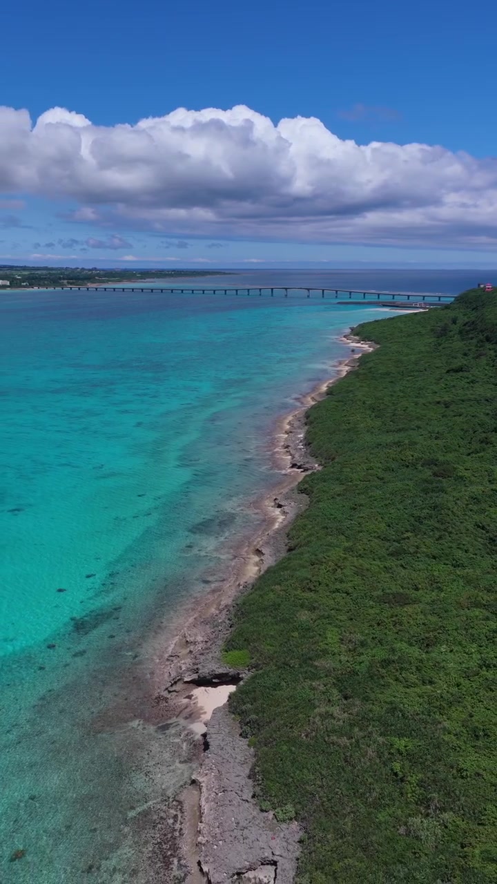 Verticale - Acque turchesi dell'isola di Miyako in Giappone con il ponte Kurima che collega le isole Miyakojima e Kurima. Ripresa aerea panoramica