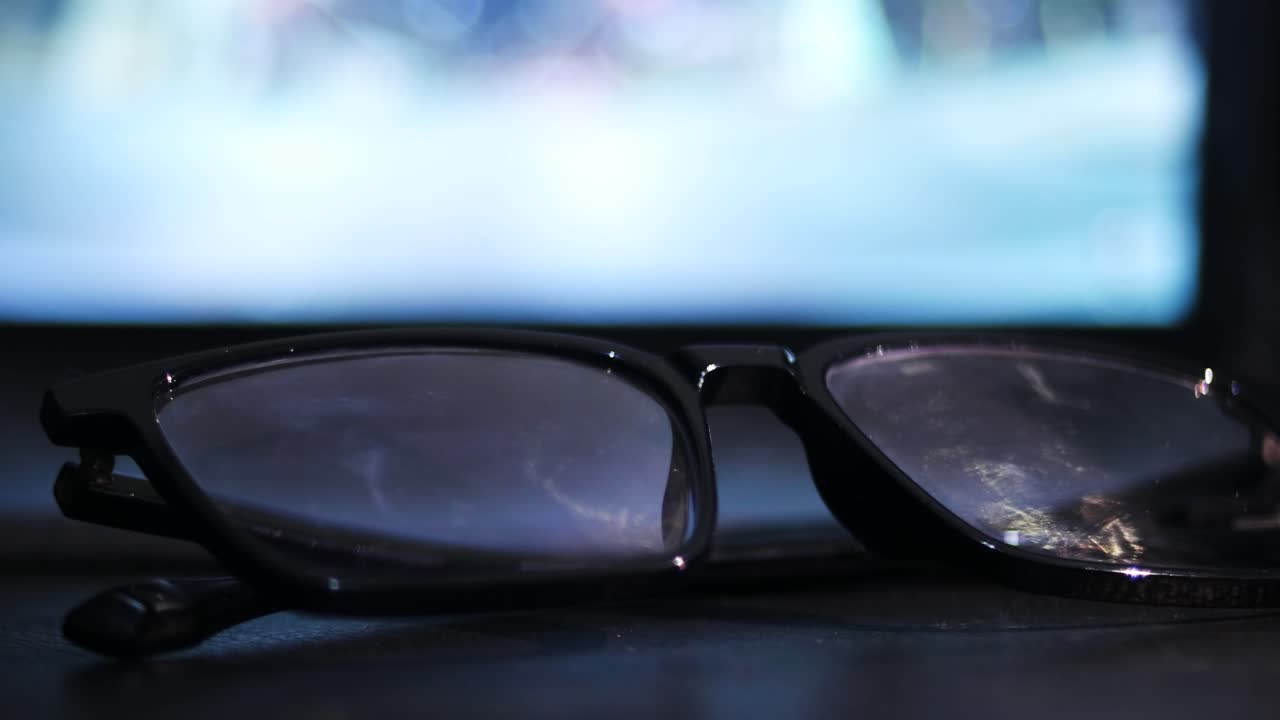 primo piano di occhiali con sfondo bokeh