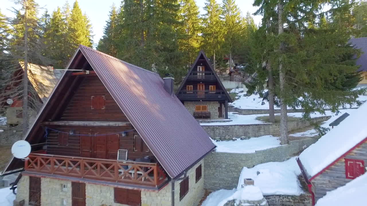 vista aérea del deporte turístico, zona de esquí y complejo recreativo en la montaña jahorina, bosnia y herzegovina