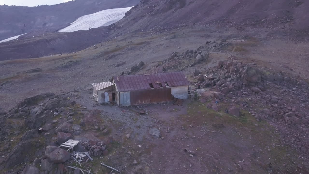 cabaña abandonada en un pico de montaña