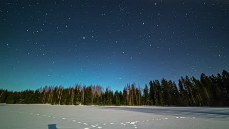 Timelapse-Un-Paisaje-Nevado-Al-Atardecer-Y-La-Vía-Láctea-Avanzando-Sobre-El-Cielo-Estrellado