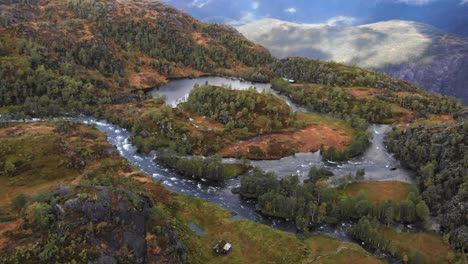 Erstaunliche-Luftaufnahme-Einer-Schroffen-Hütte-In-Den-Majestätischen-Bergen-Norwegens