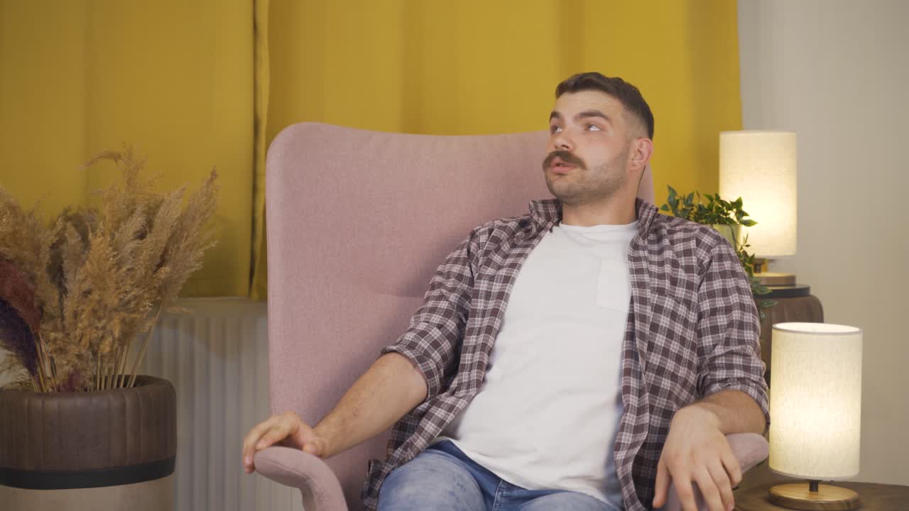 집을 둘러보는 편집증에 걸린 남자