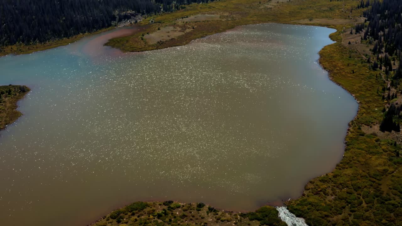 impresionante paisaje de drones aéreos naturaleza que se inclina hacia arriba del hermoso lago del castillo rojo inferior con el pico del castillo rojo que se avecina detrás rodeado de pinos en el bosque nacional alto de uinta en utah
