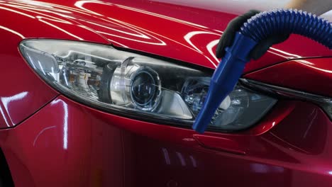 lavado de automóviles limpieza con espuma y agua a alta presión. coche rojo