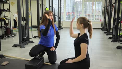 sesión de entrenamiento físico en un gimnasio