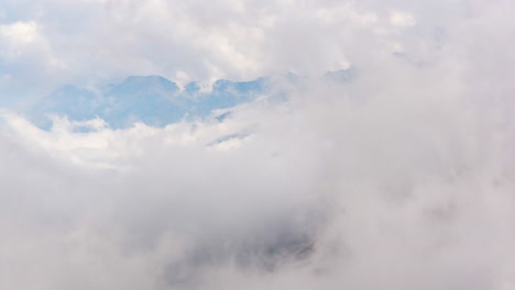 nubes de tormenta de lapso de tiempo sobre el paso de furka en los alpes suizos, europa