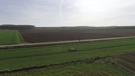 Flug-Mit-Drohne,-In-Einem-Grasfeld