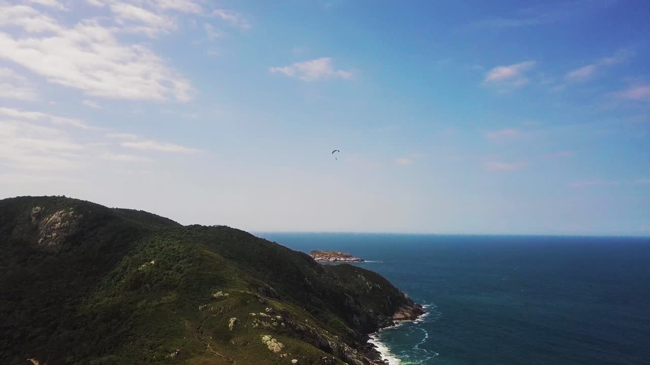 패러모터 비행 위로 떠오르는 공중 드론