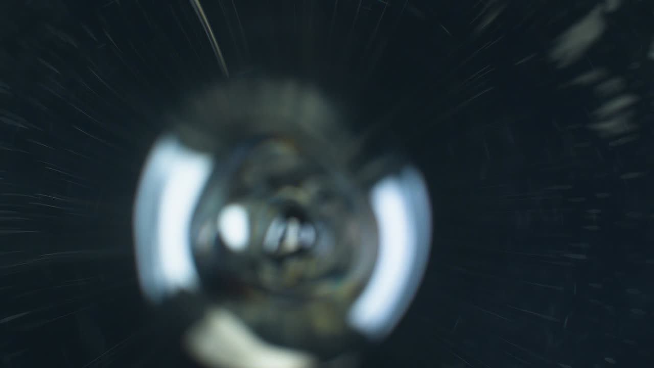 검은 바탕에 회전하는 물