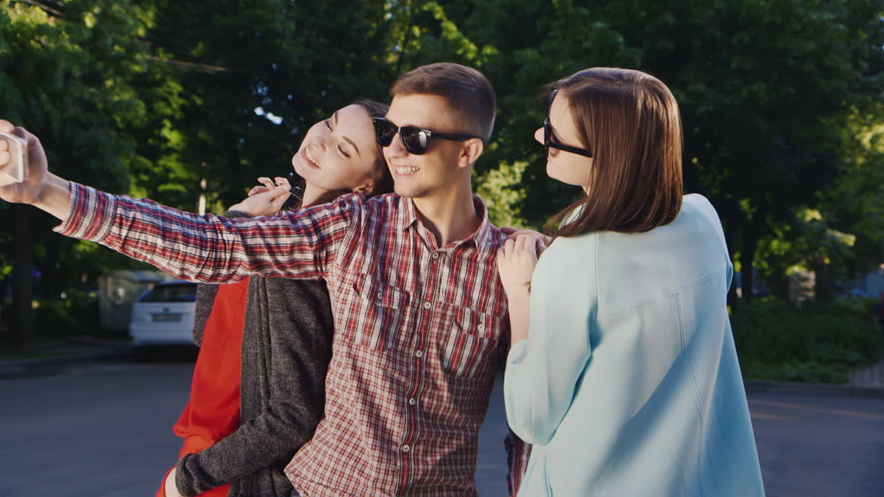 젊은 힙스터 선글라스 그룹이 셀카 hd 비디오를 만듭니다.