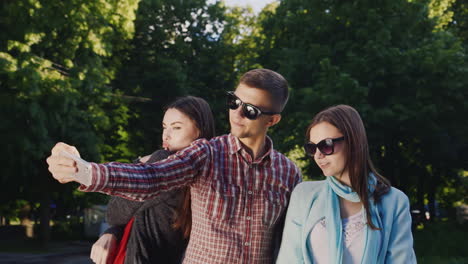 Gruppe-Junger-Hipster-Sonnenbrillen-Macht-Selfie-HD-Video