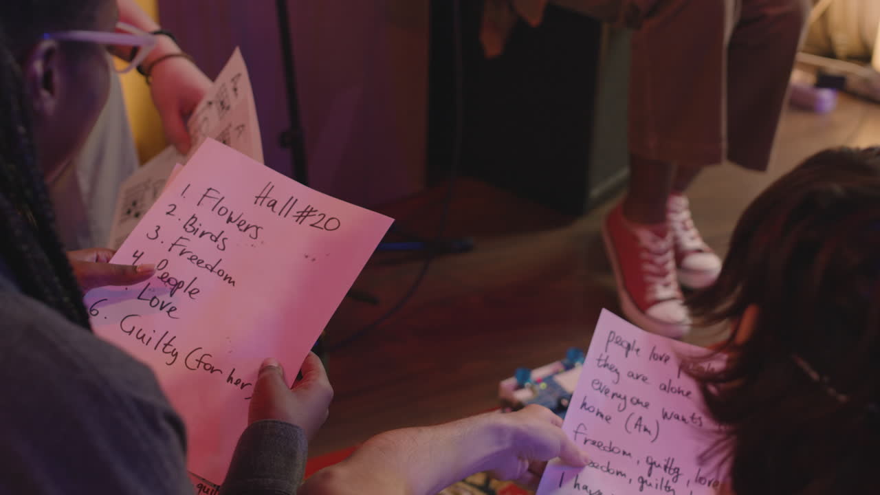 녹음 스튜디오에서 함께 노래를 논의하는 다민족 음악 밴드의 뒷모습