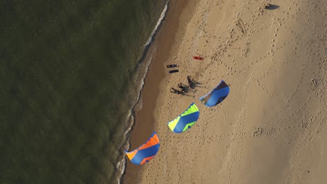 hacer kitesurf en una hermosa playa