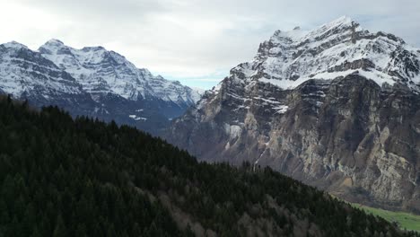 Atemberaubende-Luftaufnahme-Der-Berggipfel-In-Fronalpstock-Glarus-Schweiz