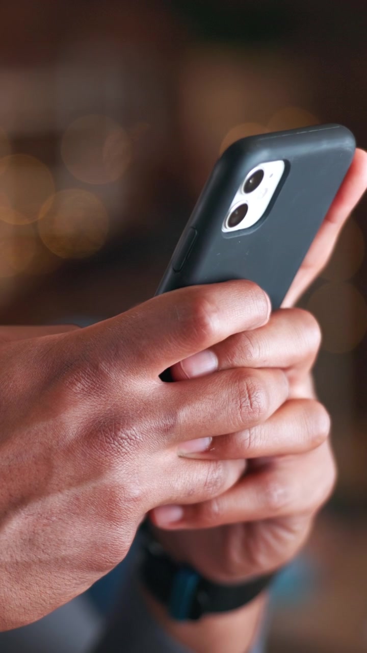 Nærbillede af Person, der Bruger Smartphone Indendørs
