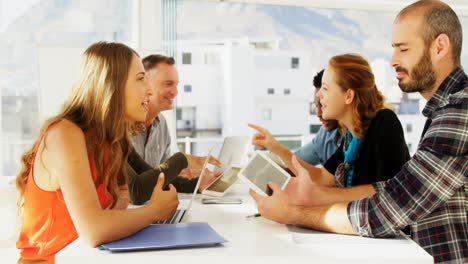 Team-Von-Führungskräften,-Die-Während-Der-Arbeit-Im-Büro-Miteinander-Interagieren