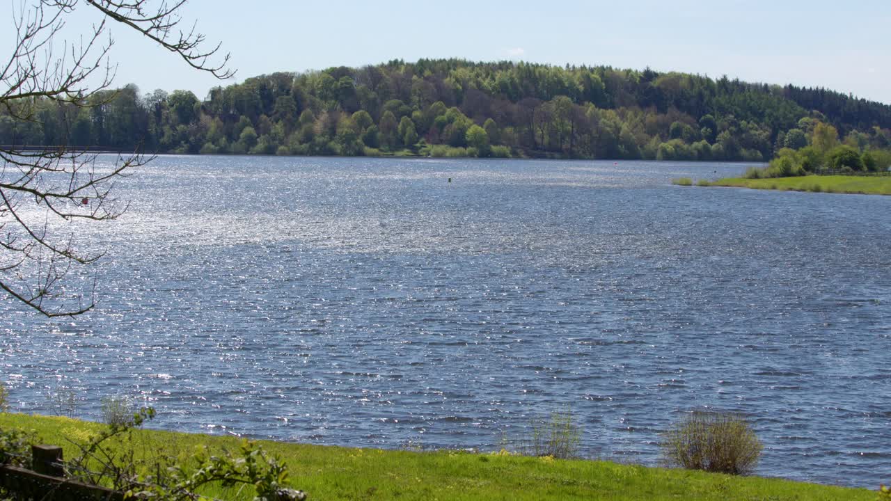 북쪽 주차장에서 찍은 전면의 식물과 함께 오그스톤 물 저수지의 서쪽을 바라보는 넓은